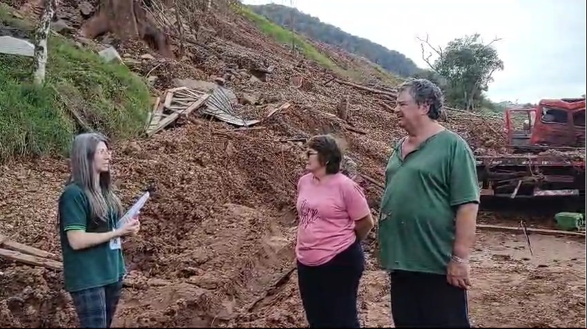 Técnica conversa com o produtor Nacir e a esposa durante visita