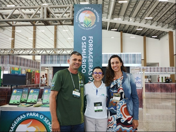 Humberto Gonçalves, técnico da URT em Tenório/PB, com Ana Clara, ao centro, e a assessora técnica da CNA, Marina Zimmermann. Humberto Gonçalves, técnico da URT em Tenório/PB, com Ana Clara, ao centro, e a assessora técnica da CNA, Marina Zimmermann.